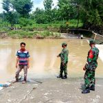 Selalu Waspada, Koramil Nogosari Rutin Cek Debit Air Sungai Pleret Glonggong