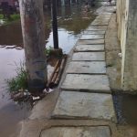 Akibat Pemasangan Uditch Lebih Tinggi Dari Bahu Jalan Mengakibatkan Jalanan Di Rt.012.Rw.002 Dusun Cikangkung Barat Desa Rengasdengklok Utara Tergenang Air
