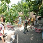 Wujud Manunggal dengan rakyat, Babinsa Sono bantu pengecoran jalan