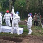 Wujud Kepedulian Wilayah Babinsa Dampingi Pemakaman Warga terpapar Covid-19
