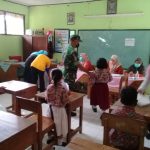 Berikan Semangat, Serma Sukri Dampingi Anak-Anak Terima Vaksin