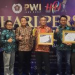 Bupati Karawang, Cellica Nurrachadiana meraih penghargaan Ajen Pangaping pada Malam Puncak Hari Pers Nasional (HPN) tingkat Jawa Barat