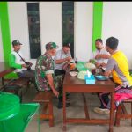 Pererat silaturahmi dengan warga binaan Babinsa Karangpelem lakukan komsos