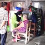Kejar Cakupan Vaksinasi, Babinsa Koramil Sidoharjo – Nakes Jemput Bola Keliling Desa