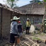 Dekat Dengan Rakyat, Babinsa Sambi Turut Perbaiki Rumah