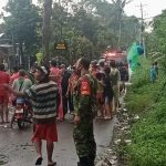 Babinsa Ampel Bersama Warga Evakuasi Pohon Tumbang