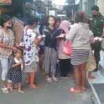 Berburu Berkah Ramadhan, Babinsa Kelurahan Joyotakan Bagi-bagi Takjil