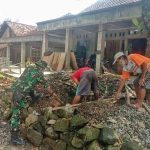 Antisipasi Banjir Babinsa Dan Warga Bersihkan Gorong-Gorong