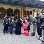 Sinergitas Babinsa Bersama FKPPI 11.35 Surakarta Bagikan Takjil Buka Puasa