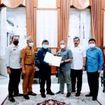 Gubernur Jawa Memberikan " SK Untuk Pemerintah Kabupaten Garut Dalam Rangka Pekan Olahraga Provinsi Jawa Barat