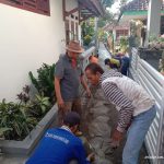 Masyarakat Dusun Pahing Desa Maleber, Kecamatan Maleber, Kabupaten Kuningan Bergotong Royong Melaksanakan Perbaikan Jalan Lingkungan
