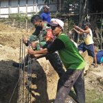 Sinergi TNI Bersama Rakyat, Babinsa Gotong Royong Bangun Pondasi Rumah Warga