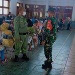Bersama Bhabinkamtibmas Sertu Ahmad Suhartono Berikan Himbauan Prokes Pada Pembagian BLT di Wilayah Binaan