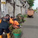Peduli Lingkungan, Serka Jhony  Bersama Staf Kelurahan Dan Warga Laksanakan Jum'at Bersih