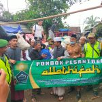 Dua Kades Asal Kutawaluya Kabupaten Karawang Terjun langsung Berikan Bantuan logistik Bagi korban Gempa Cianjur