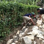 Kerja Bakti Pembuatan Talud Jalan Bentuk Kebersamaan Babinsa dan warga Binaan