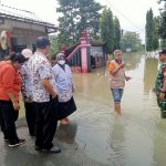 Babinsa Laban Monitoring dan bantu evakuasi warga yang terdampak luapan sungai Cabak di Mojolaban