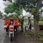 Melalui Program Jum'at Bersih, Serma Sujianto Ajak warganya Kerja Bakti Bersihkan Lingkungan