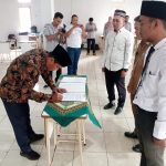 Ketua Panwaslu Kecamatan Jayakerta, Melantik Dan Mengambil Sumpah Delapan Anggota Pengawas Kelurahan Dan Desa Terpilih