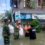 Susuri Genangan Air, Danramil 04/Jebres Bersama Babinsa Berikan Bantuan Nasi Bungkus Untuk Warga Korban  Banjir