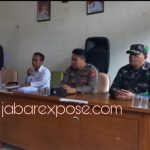 Sinergitas Polisi CAKET Desa Karyasari Polsek Rengasdengklok Dan Babinsa TNI Sampaikan Pesan Kamtibmas Dalam Acara Rapat Minggon Desa
