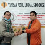 Yayasan Peduli Jurnalis Indonesia (YPJI) Berbagi bingkisan paket sembako kepada Sahabat Jurnalis di sekretariat jalan paso,jagakarsa