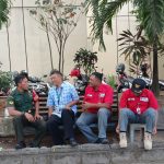 Penuh Keakraban, Babinsa Kampung Baru Komsos Dengan Petugas Keamanan di Komplek Balaikota Surakarta
